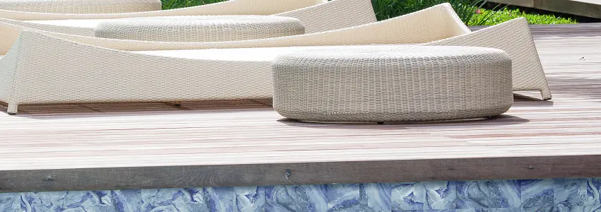 Ceramica Ribesalbes — плетёные шезлонги и синяя отделка чаши