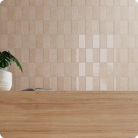 Nadis Design — бежевая плитка за деревянной стойкой
